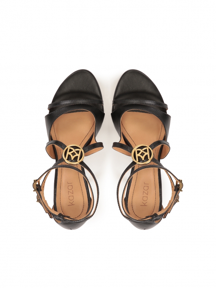 Czarne sandały z finezyjnie wyciętą cholewką