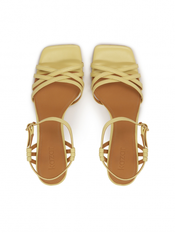 Żółte sandały z cienkimi paseczkami
