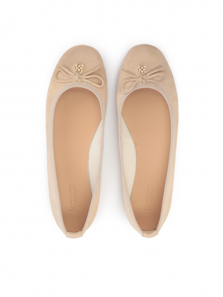 Jasnobrązowe baleriny damskie z kokardą i zawieszką