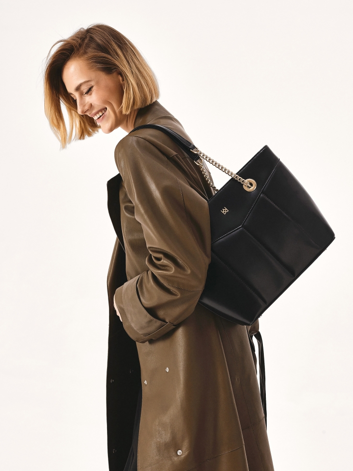 Czarna torebka z długimi uchwytami na ramię