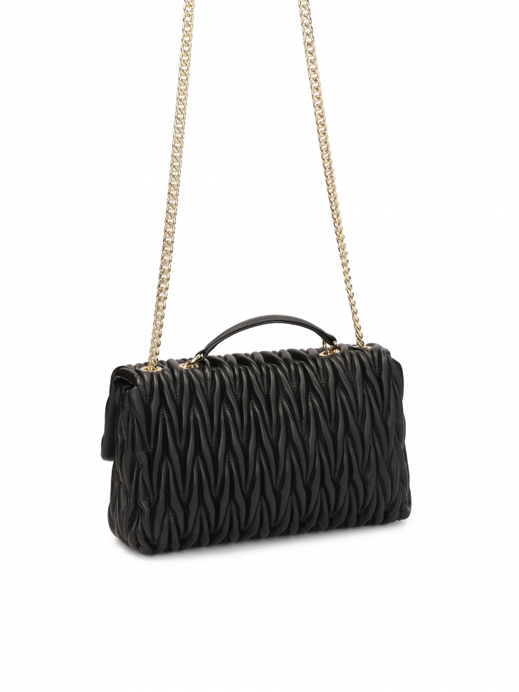 Pikowana czarna torebka na łańcuszku