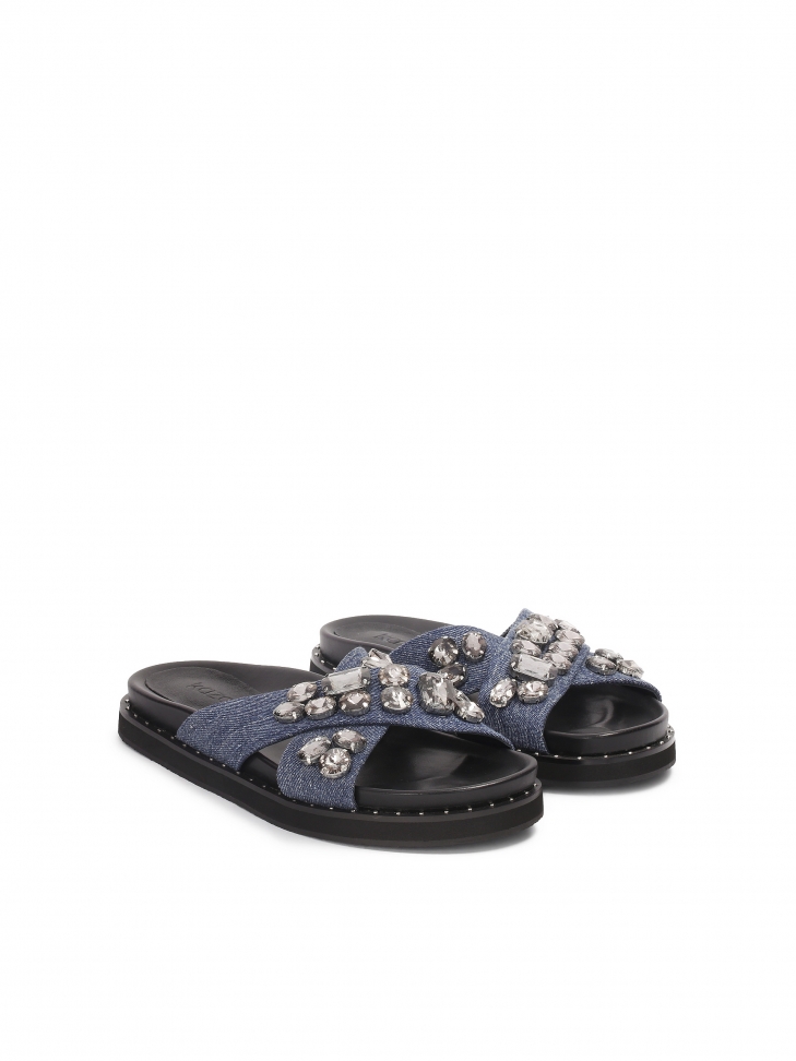 Jeansowe klapki ozdobione yształkami