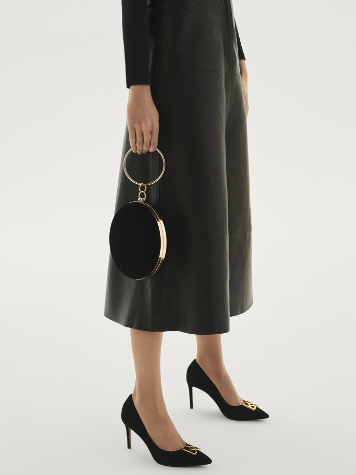 Czarne zamszowe czółenka z dużym monogramem