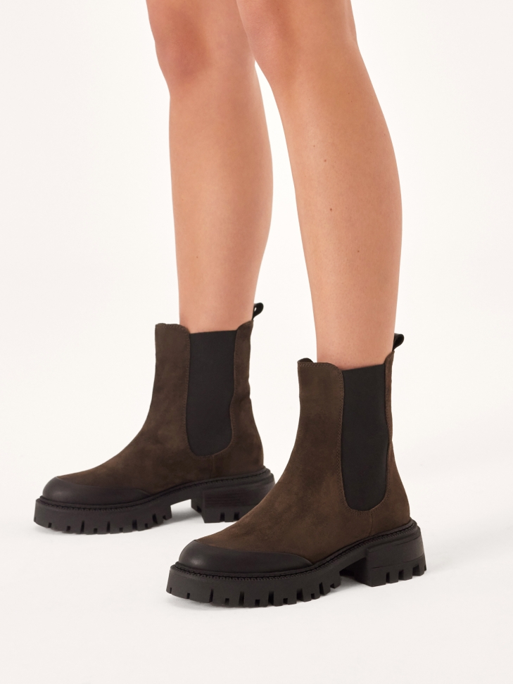 Wsuwane botki z elastycznymi wstawkami