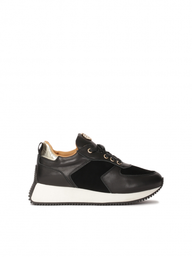 Czarne sneakersy na podwyższonej białej podeszwie