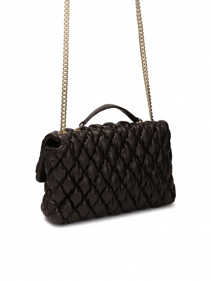 Miękka pikowana torebka w brązowym kolorze