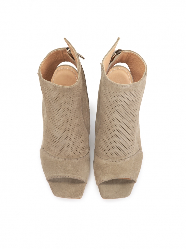 Zamszowe botki peep toe z odytym noskiem i piętą
