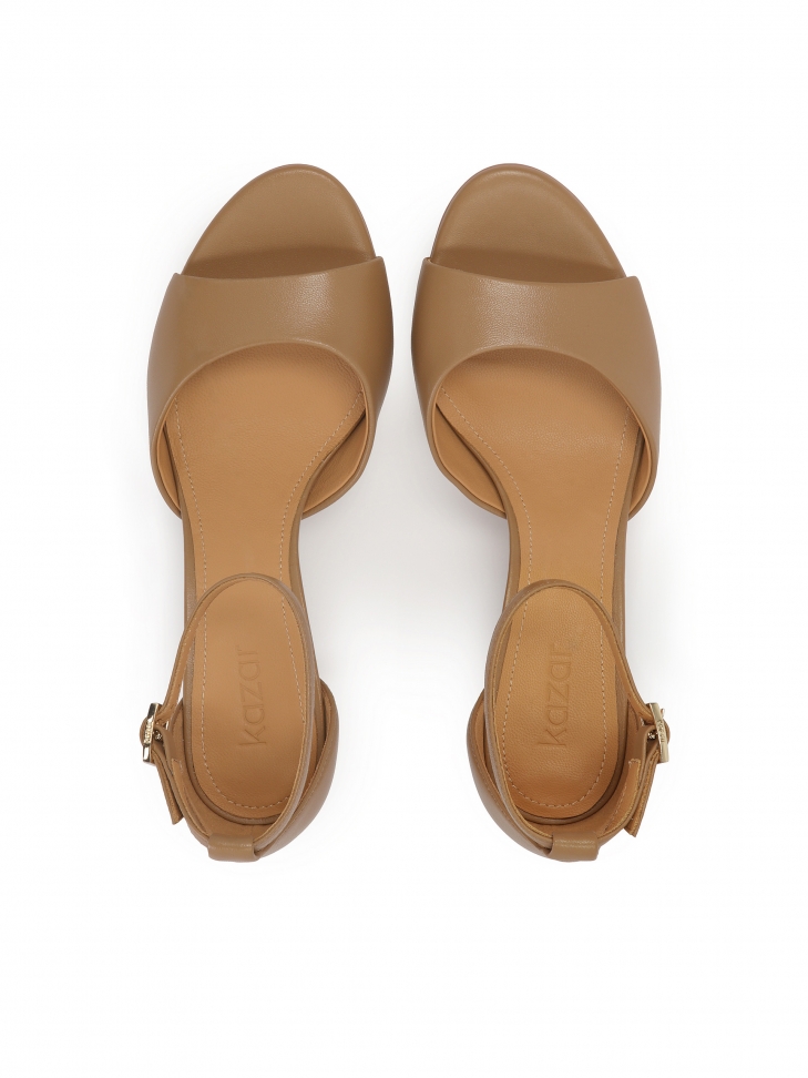 Jasnobrązowe sandały z szerokim paskiem