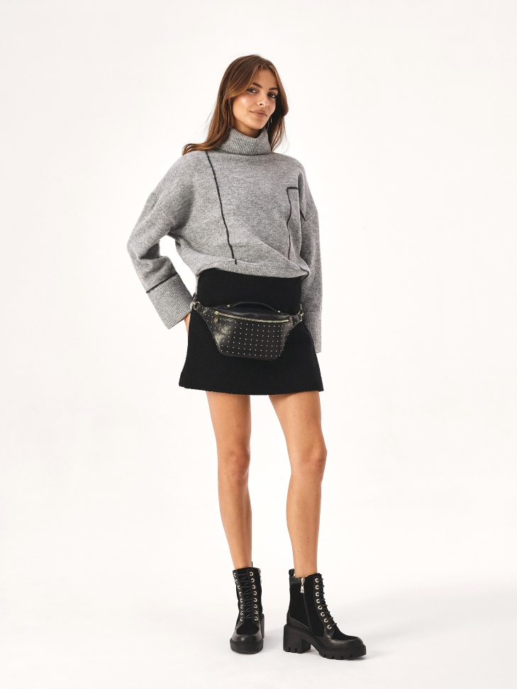 Praktyczna skórzana nerka zdobiona nitami