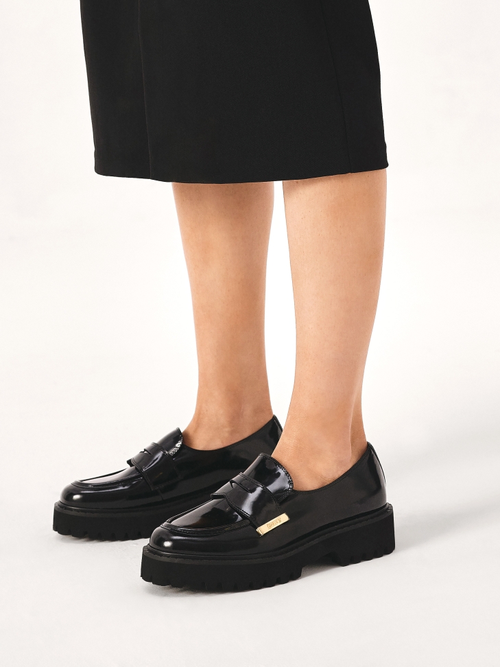 Czarne półbuty z podeszwą typu track