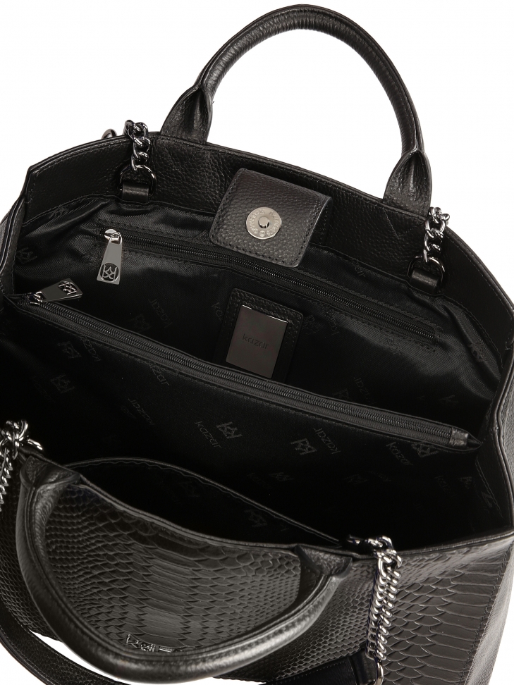 Czarna torebka o nietuzinkowym kształcie