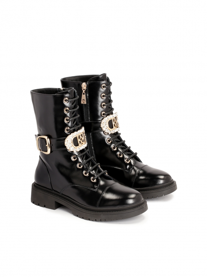 Płaskie trzewiki z odpinanym zdobionym paskiem