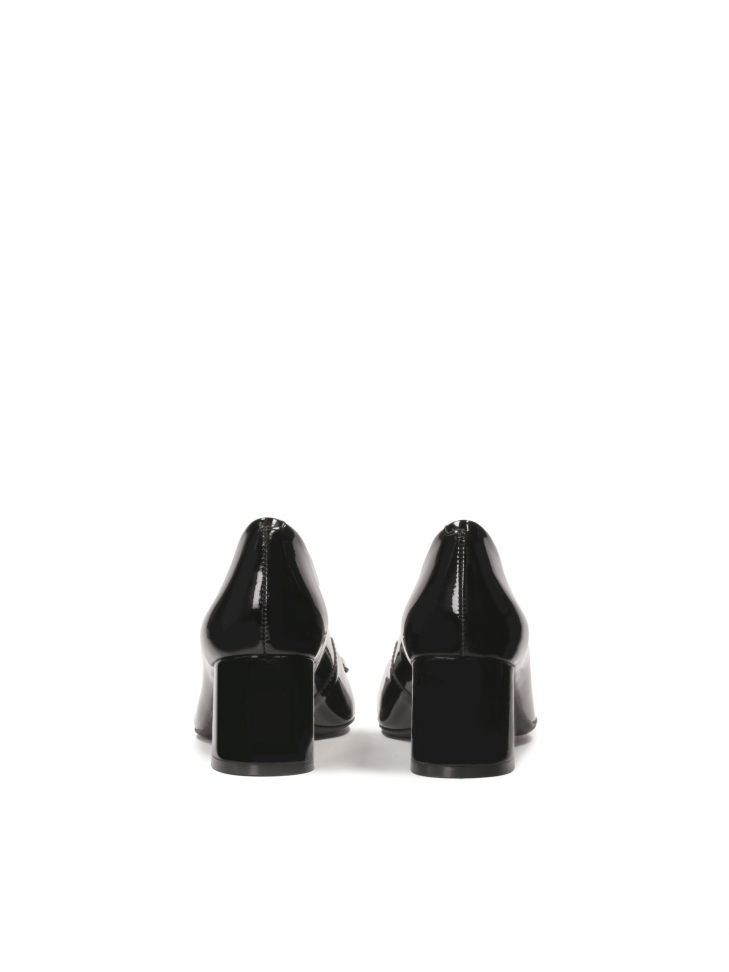 Komfortowe lakierowane czółenka z metalowym akcentem