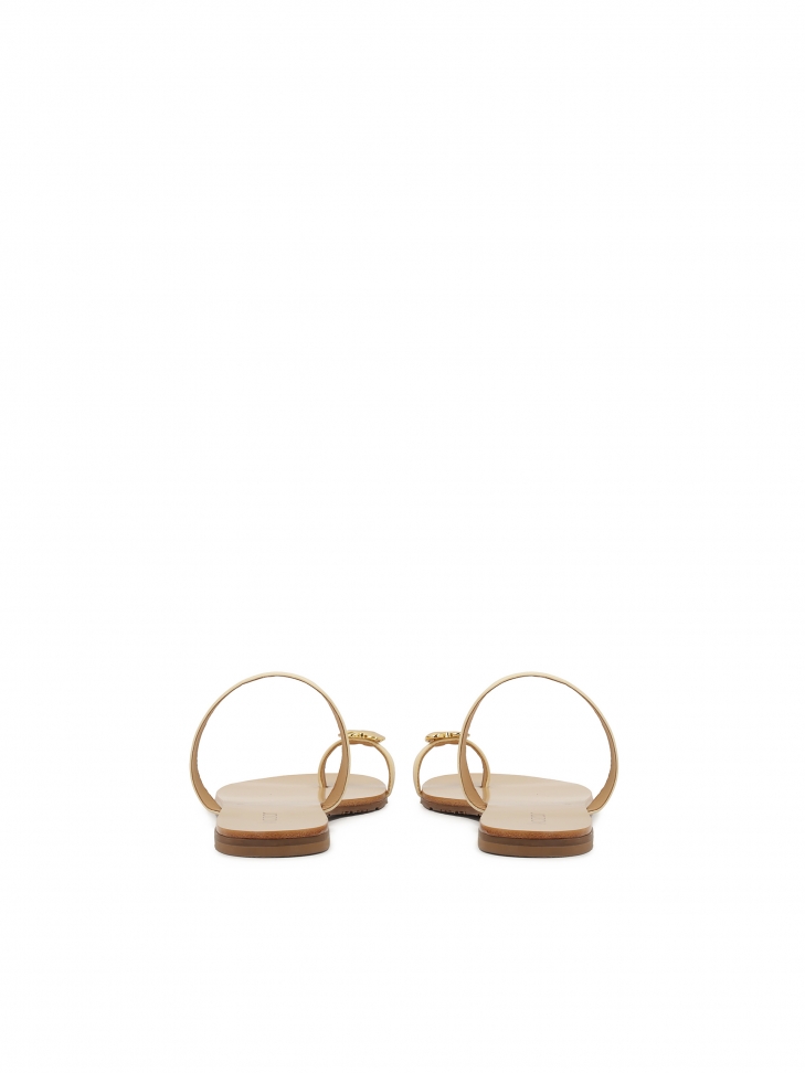 Płaskie klapki z sercem na pasku na palec