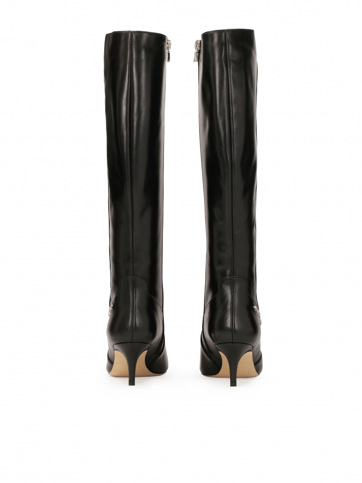 Czarne kozaki na niskiej szpilce z wyciętą cholewką