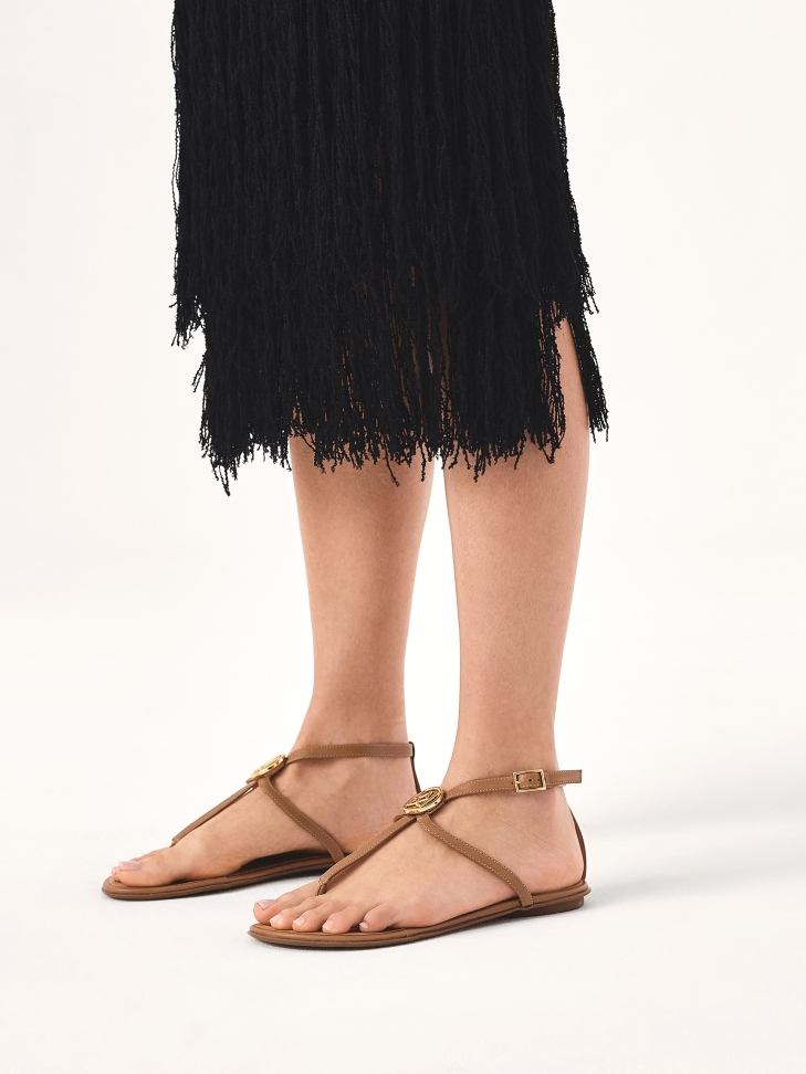 Jasnobrązowe sandały typu japonki z monogramem