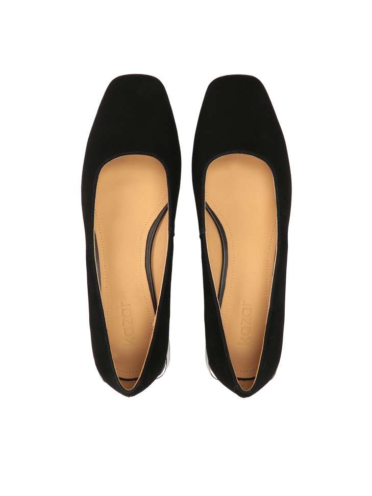 Zamszowe czółenka na niskim obcasie z tworzywa i metalu