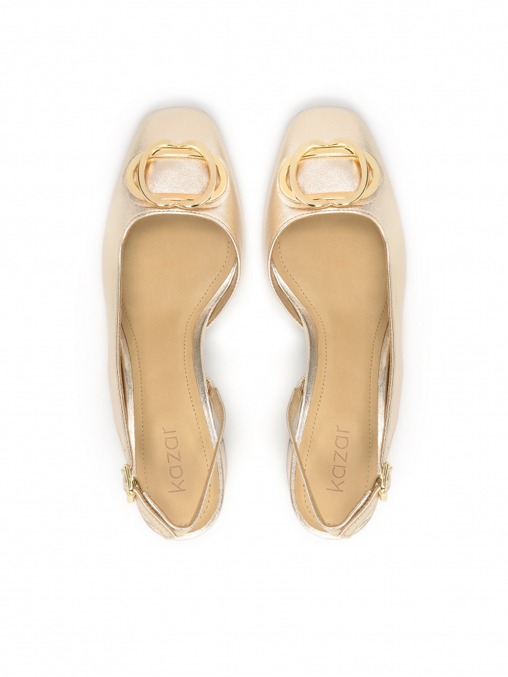 Złote czółenka z odytą piętą i metalową ozdobą na nosku