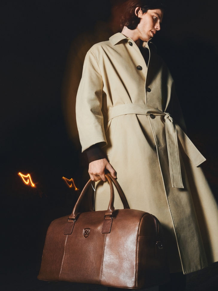 Brązowa torba podróżna