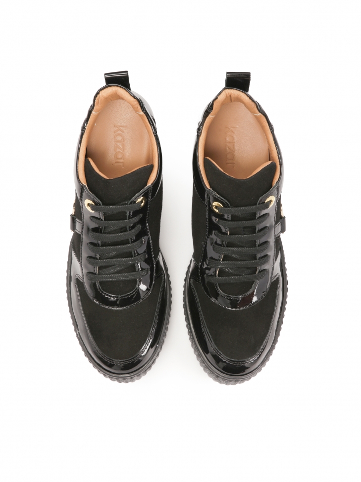 Zamszowe sneakersy z lakierowanymi elementami