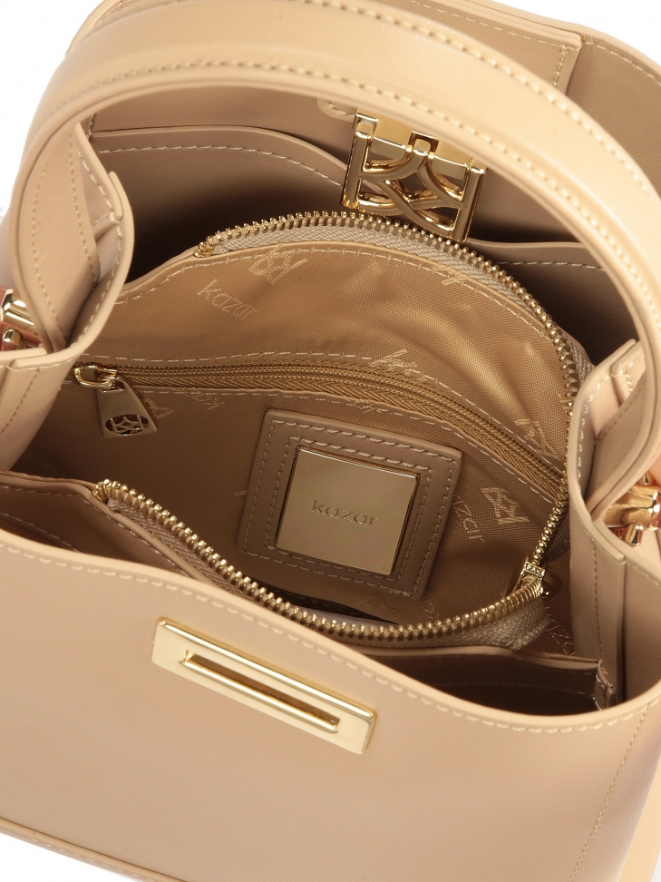 Skórzana torebka z dużym metalowym zapięciem