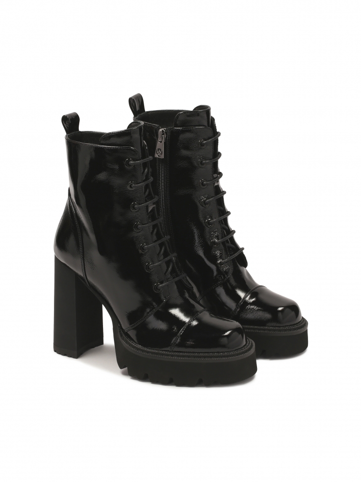 Lakierowane botki na wysokim obcasie i podeszwie track