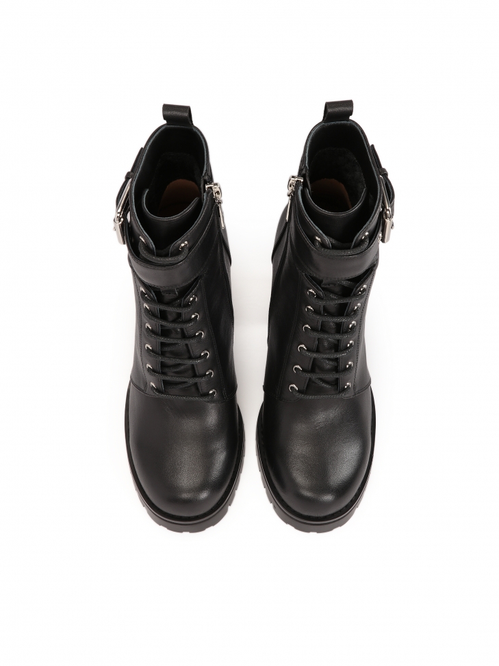 Czarne botki zdobione paskiem ze sprzączką