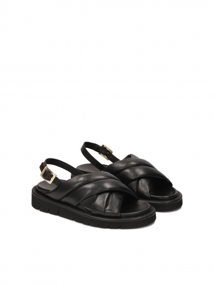 Czarne skórzane sandały na prostej podeszwie