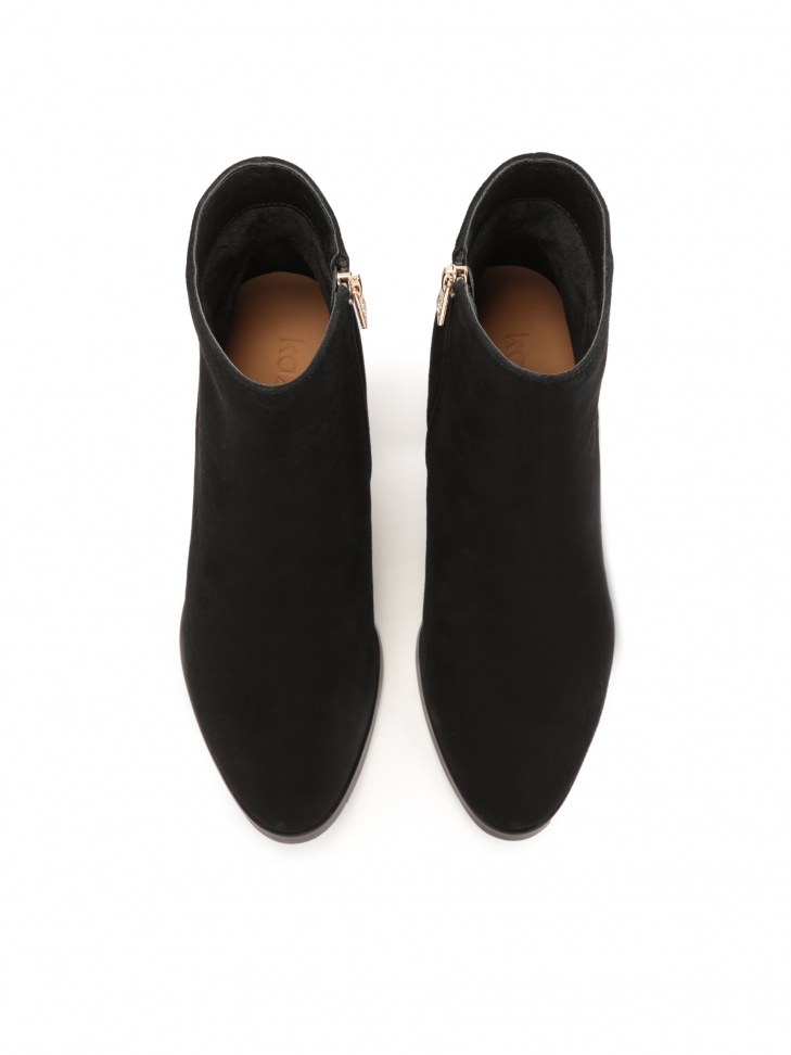 Zamszowe botki ze zdobionym obcasem