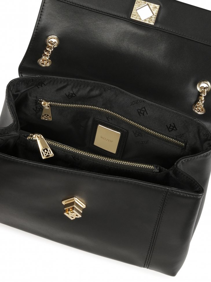 Czarna torebka z przeęcanym zapięciem