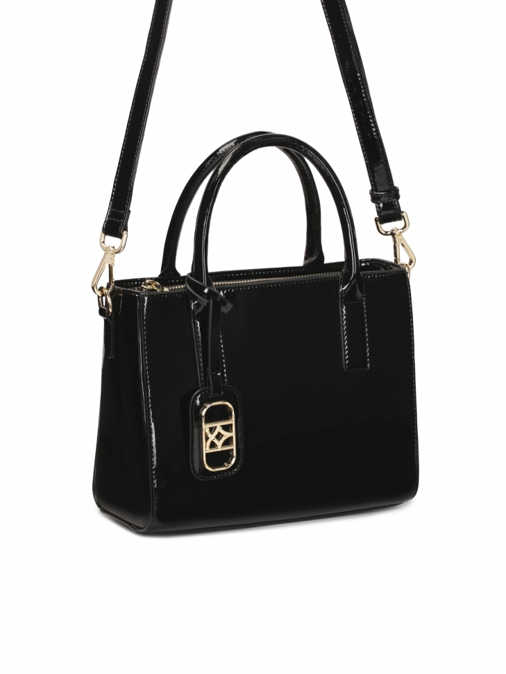 Lakierowana torebka o geometrycznym kształcie