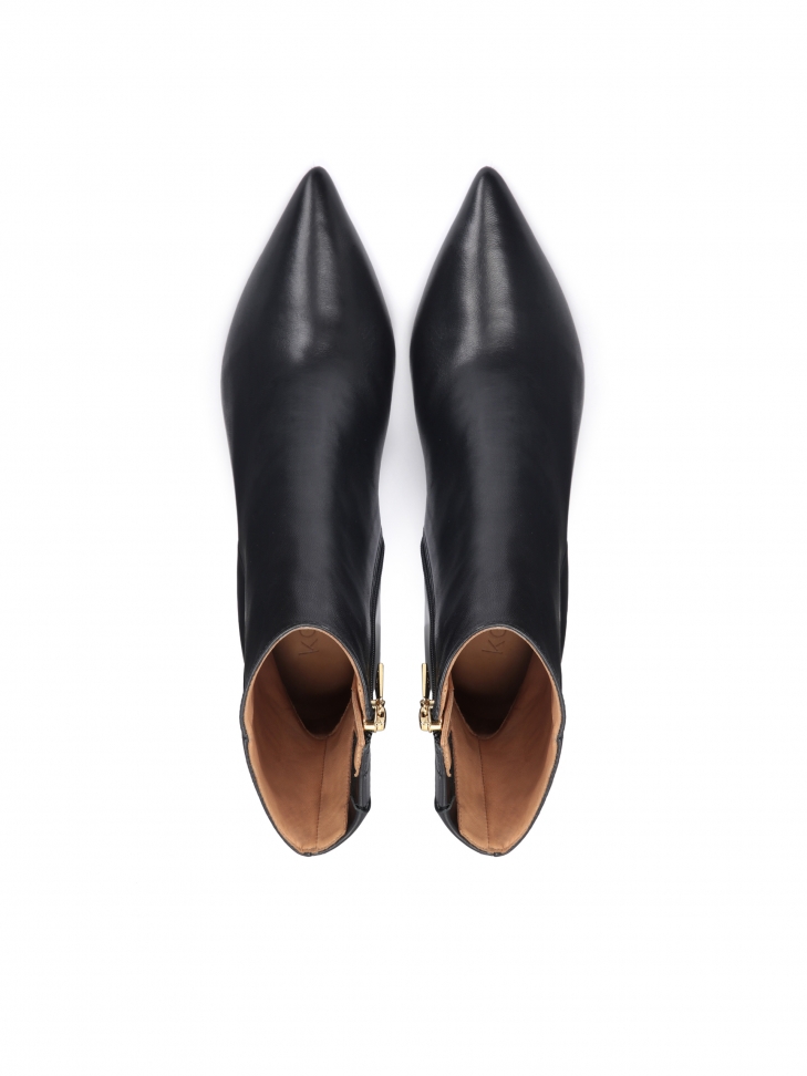 Minimalistyczne czarne botki ze spiczastymi noskami