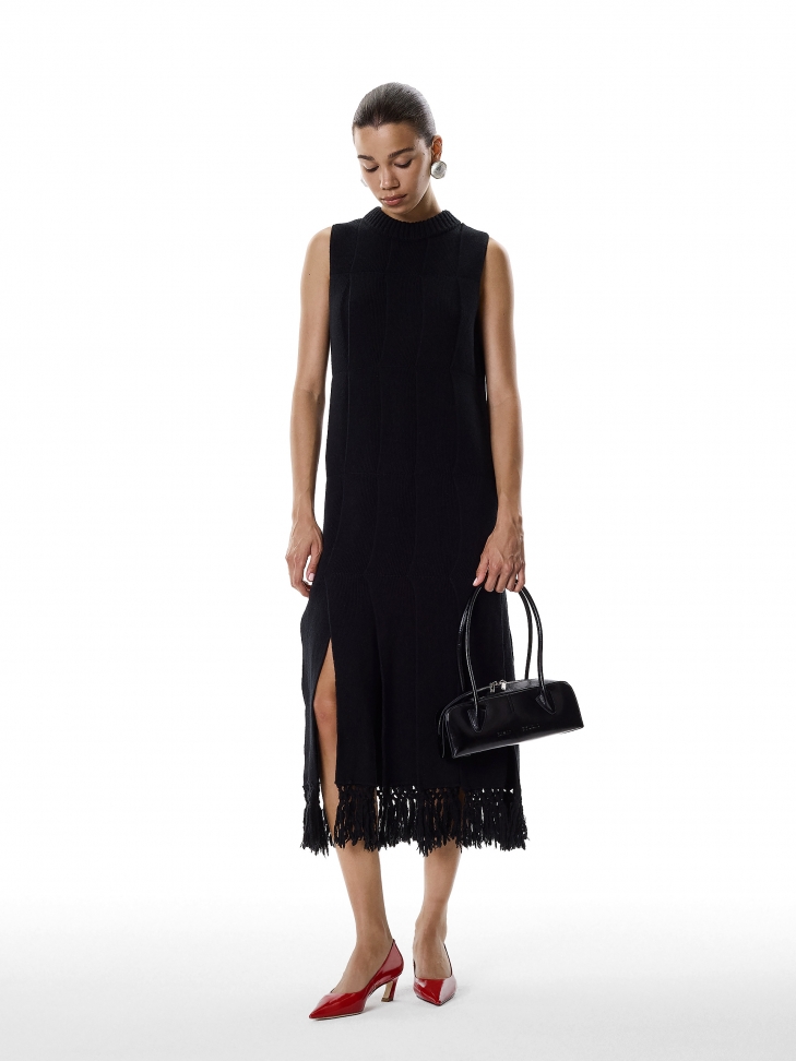 Czarna torebka na ramię o podłużnym kształcie