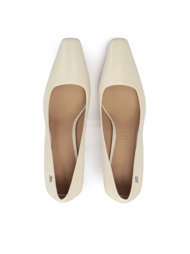 Klasyczne szpilki w emowym kolorze