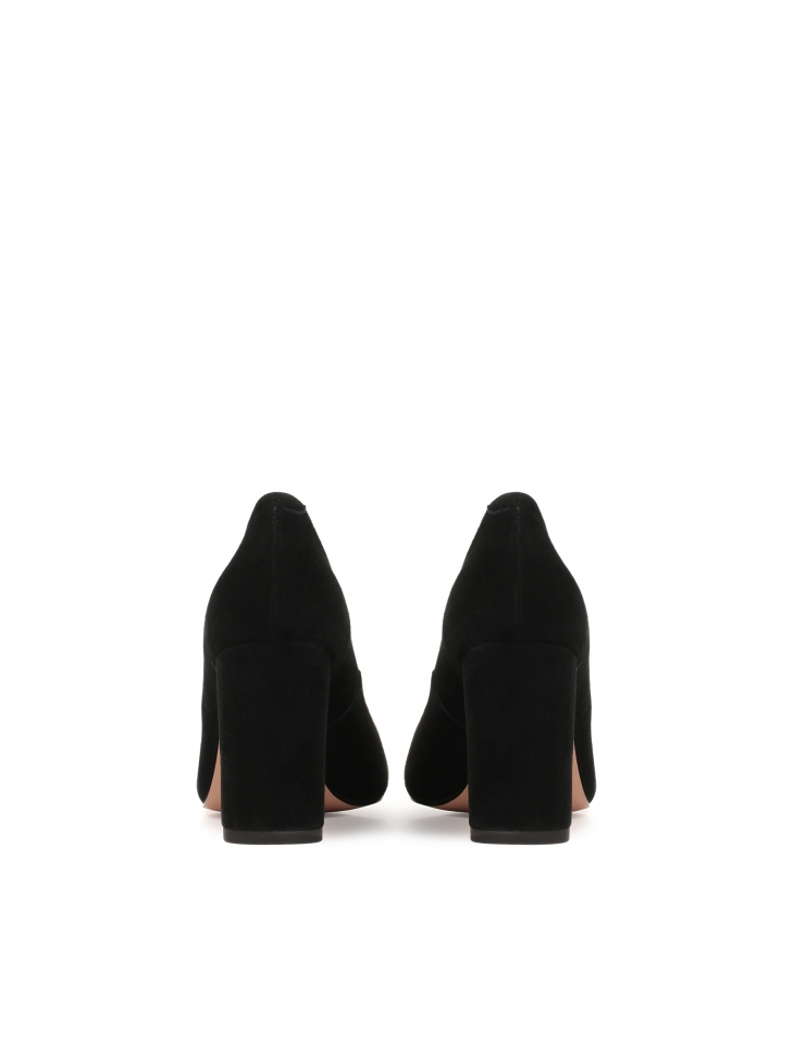 Minimalistyczne czarne czółenka z zamszu na szerokim obcasie