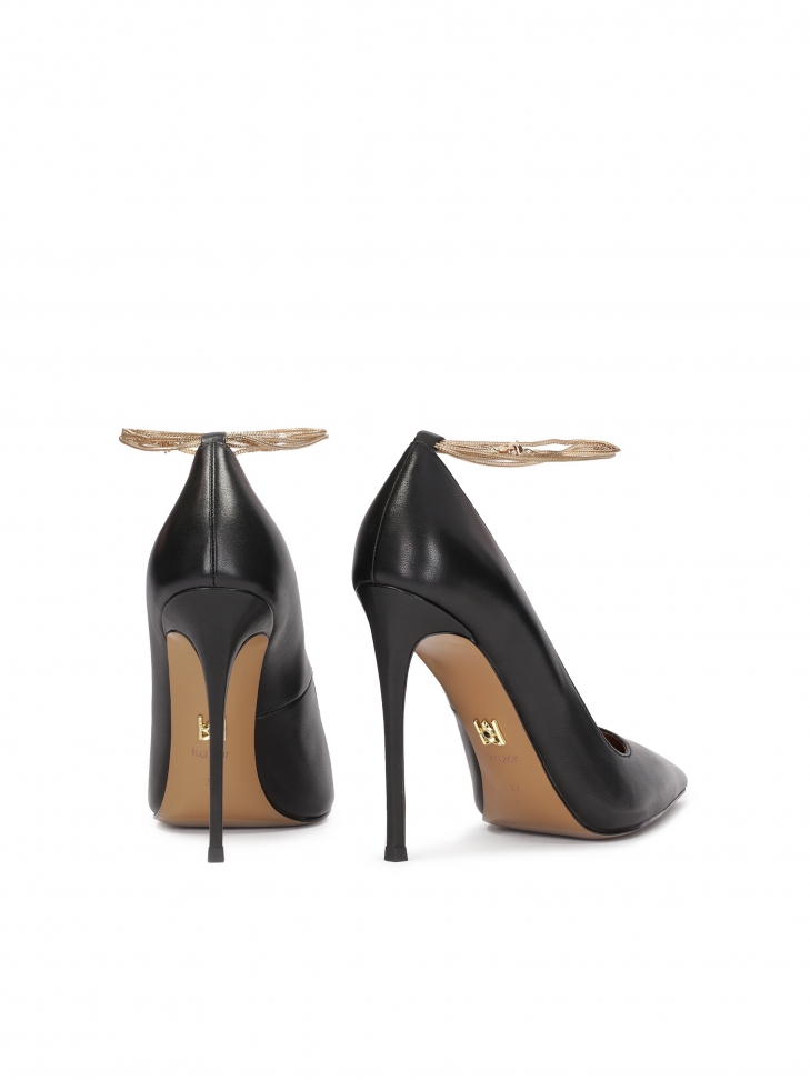 Czarne czółenka z łańcuszkiem oplatającym kostkę