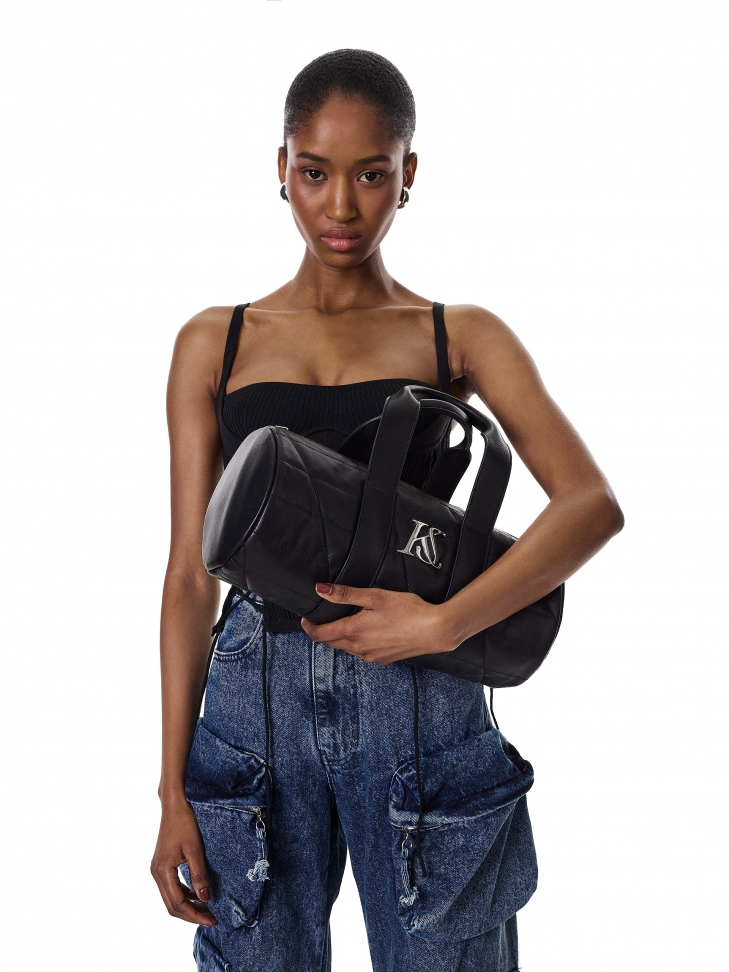 Czarna torebka typu bowling