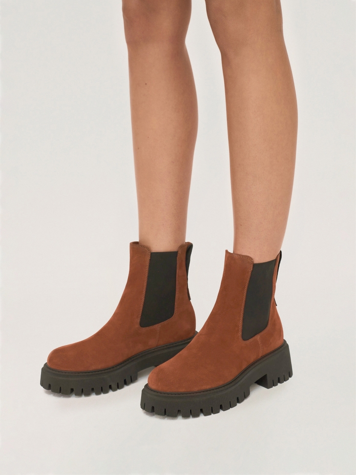 Rude zamszowe botki typu chelsea na grubej czarnej podeszwie