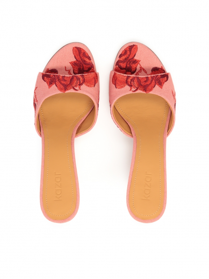 Różowe klapki z tkaniny w kwiatowy wzór