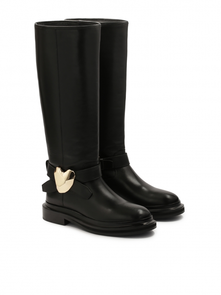 Czarne kozaki na płaskiej podeszwie z biżuteryjną ozdobą