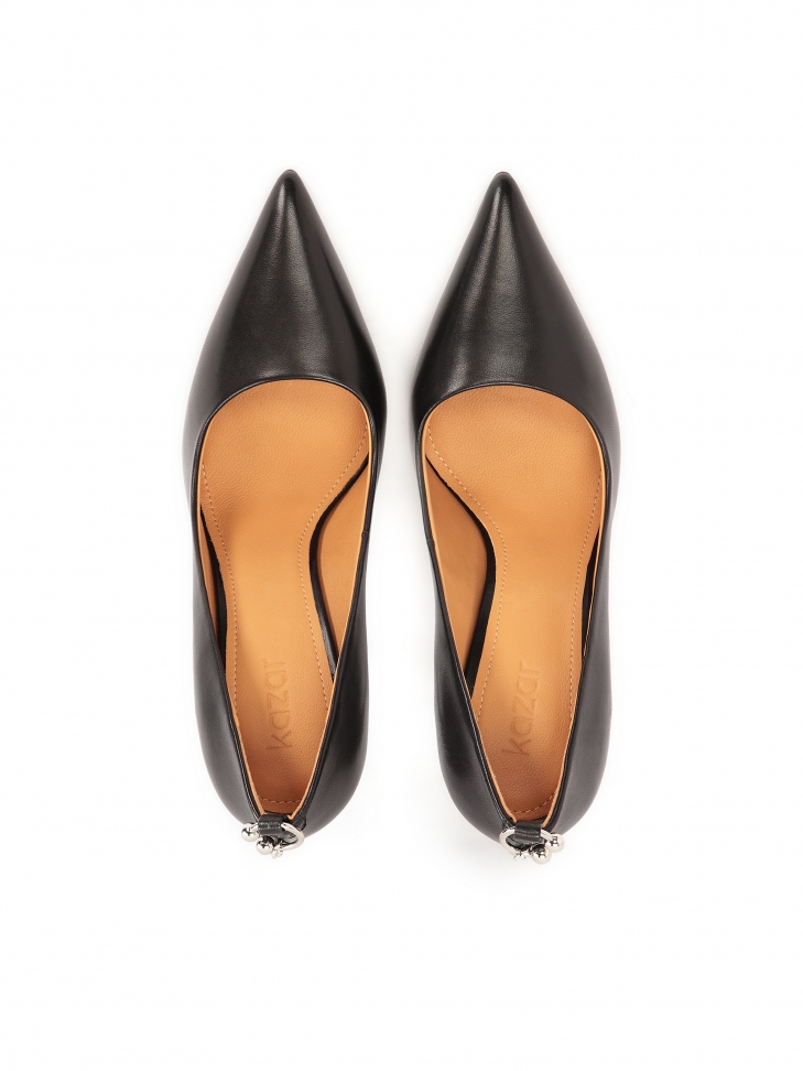 Czarne szpilki z łańcuszkiem przypiętym do obcasa