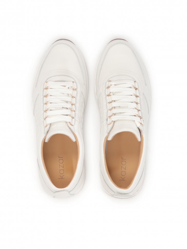 Białe sneakersy na podwyższonej podeszwie