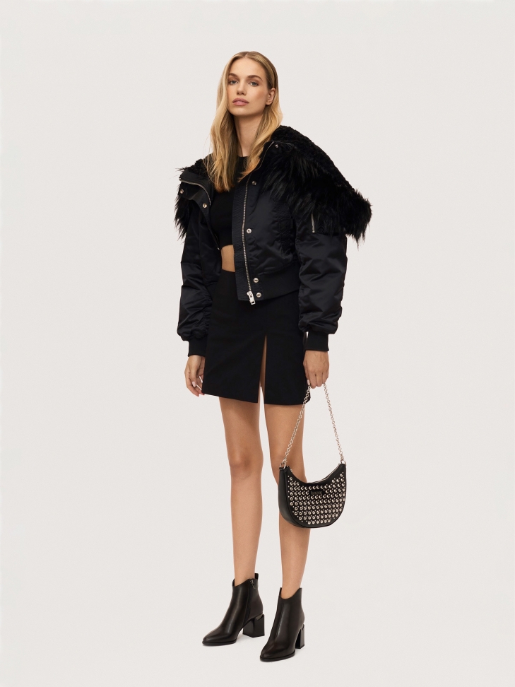 Czarne skórzane botki na słupku z metalową wstawką