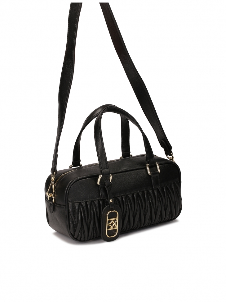 Czarna torebka o ciekawym kształcie