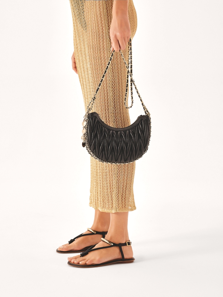 Płaskie sandały japonki z metalową ozdobą