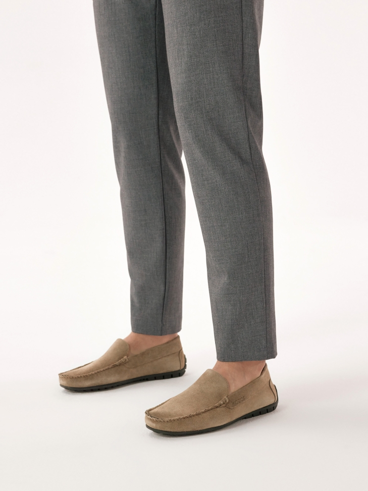 Zamszowe mokasyny w kolorze taupe
