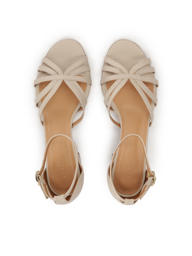 Beżowe sandały z pełną piętą na słupku