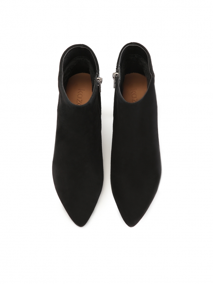 Czarne zamszowe botki z obcasem zdobionym drobnymi yształkami