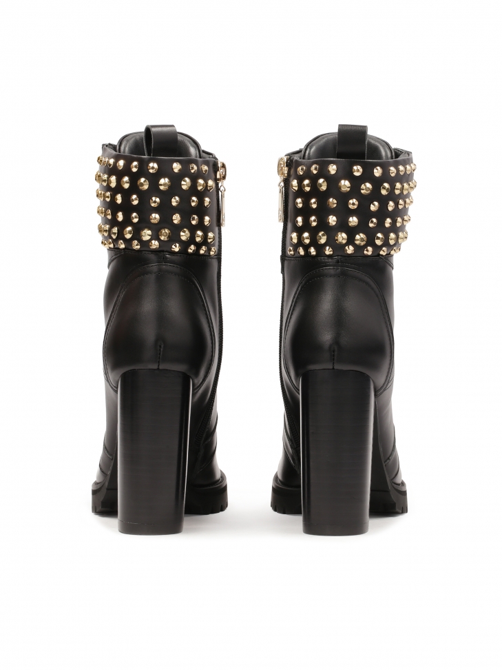 Botki z cholewką zdobioną oągłymi nitami