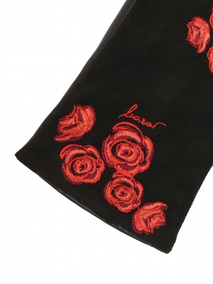 Czarne rękawiczki z wyszywanymi czerwonymi kwiatami